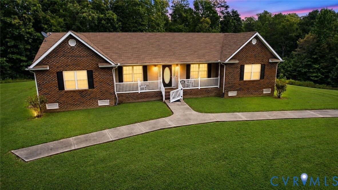 Property Photo:  
