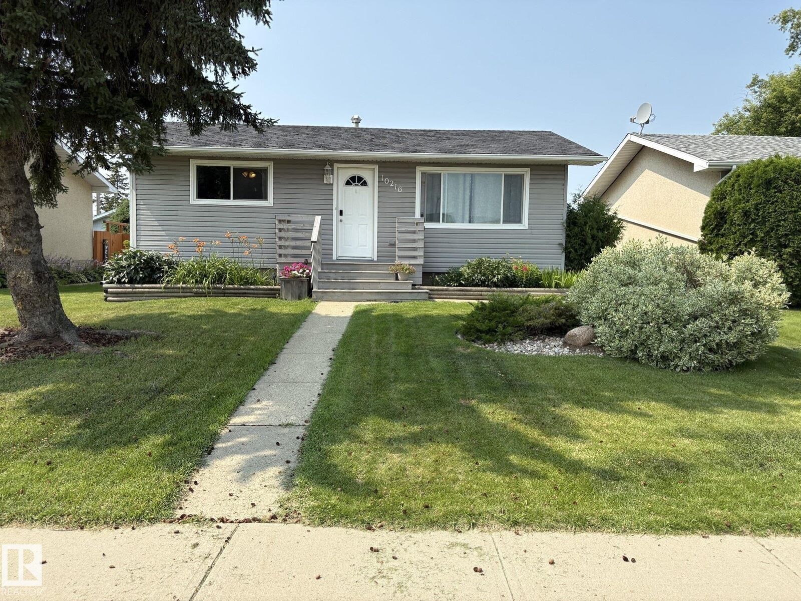 Property Photo: 10216 108 Avenue AB T7P 1J1