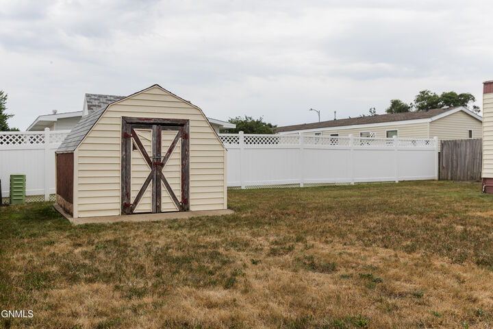 Property Photo:  1212 7th Avenue SE  ND 58554 