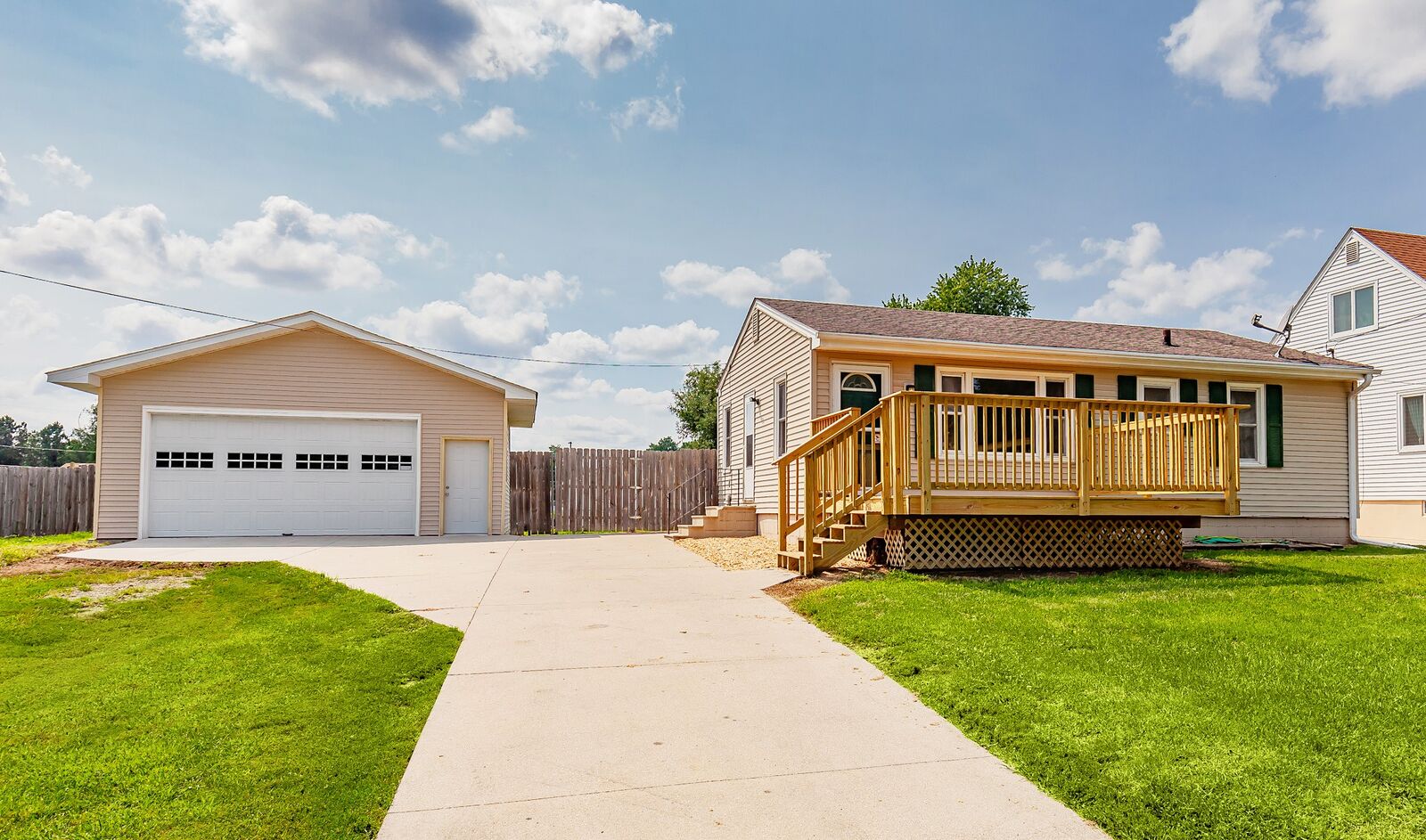 Property Photo:  2020 E 40th Street  IA 50317 