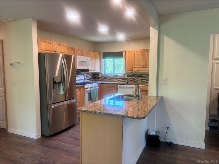 Property Photo:  