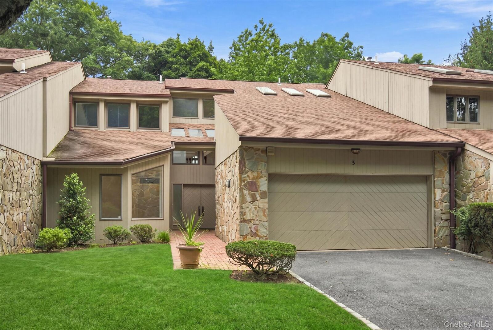 Property Photo:  3 Willada Lane  NY 11542 