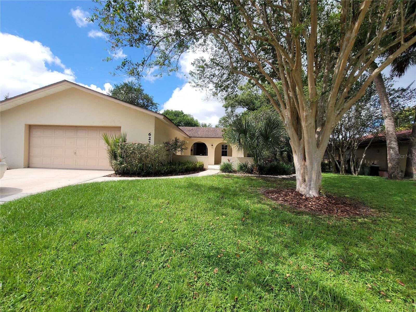 Property Photo: 622 Green Meadow Avenue FL 32751
