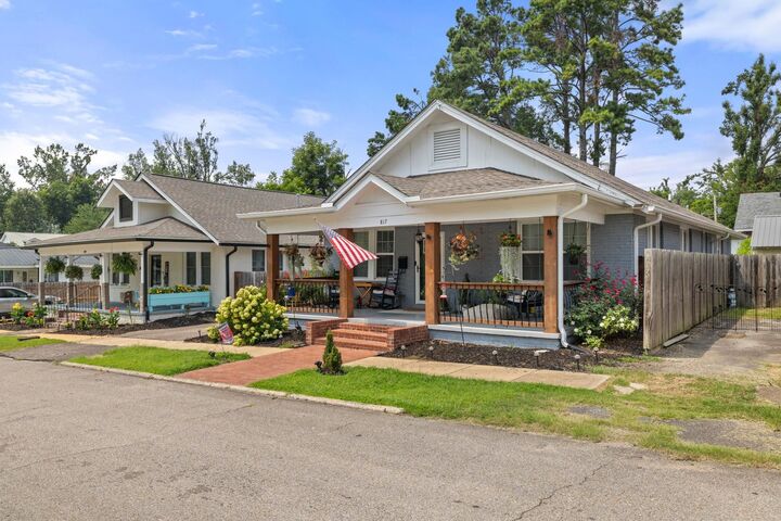 Property Photo:  817 Main St  MS 38834 