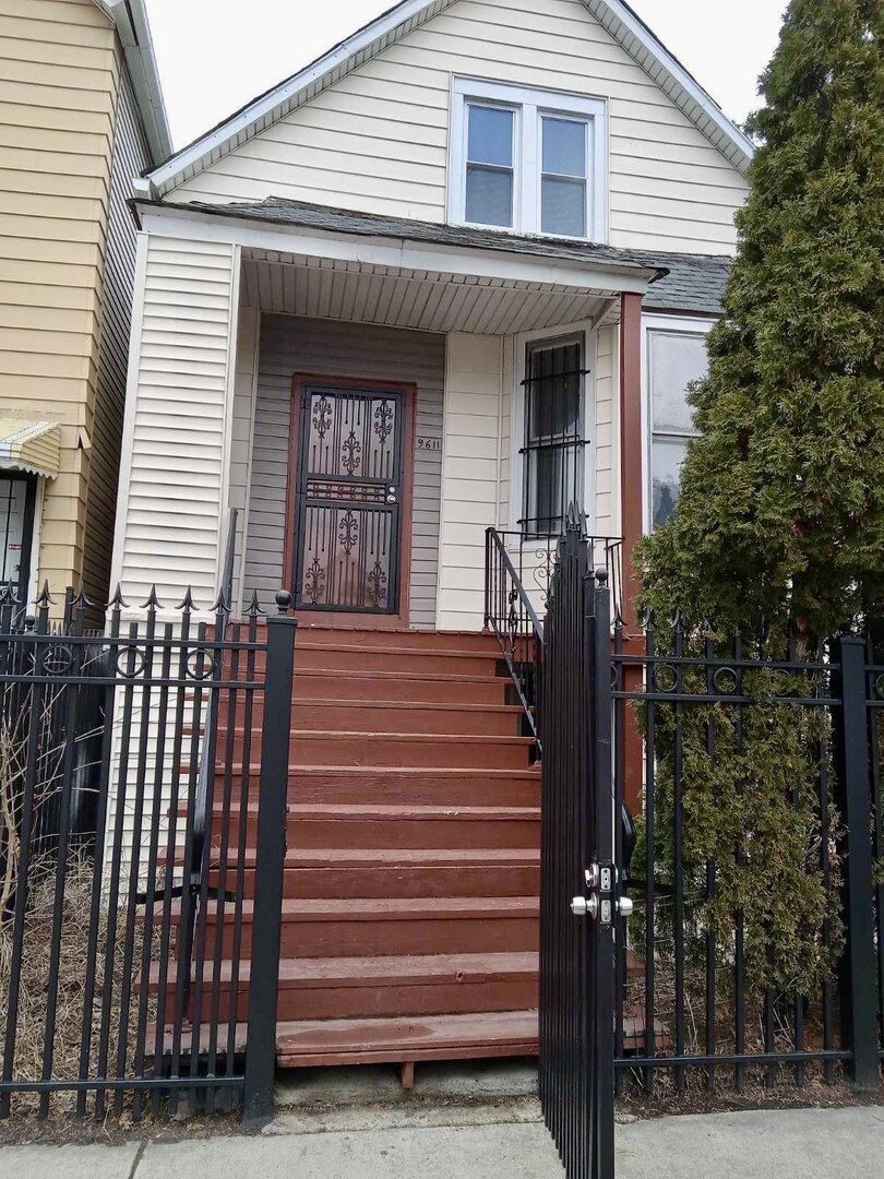 Property Photo:  9611 S Avenue L Avenue 1  IL 60617 