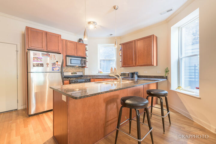 Property Photo: 1312 N Artesian Avenue 1R IL 60622