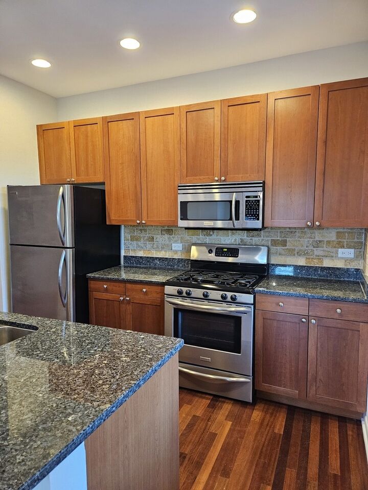 Property Photo: 4770 N Manor Avenue 304 IL 60625
