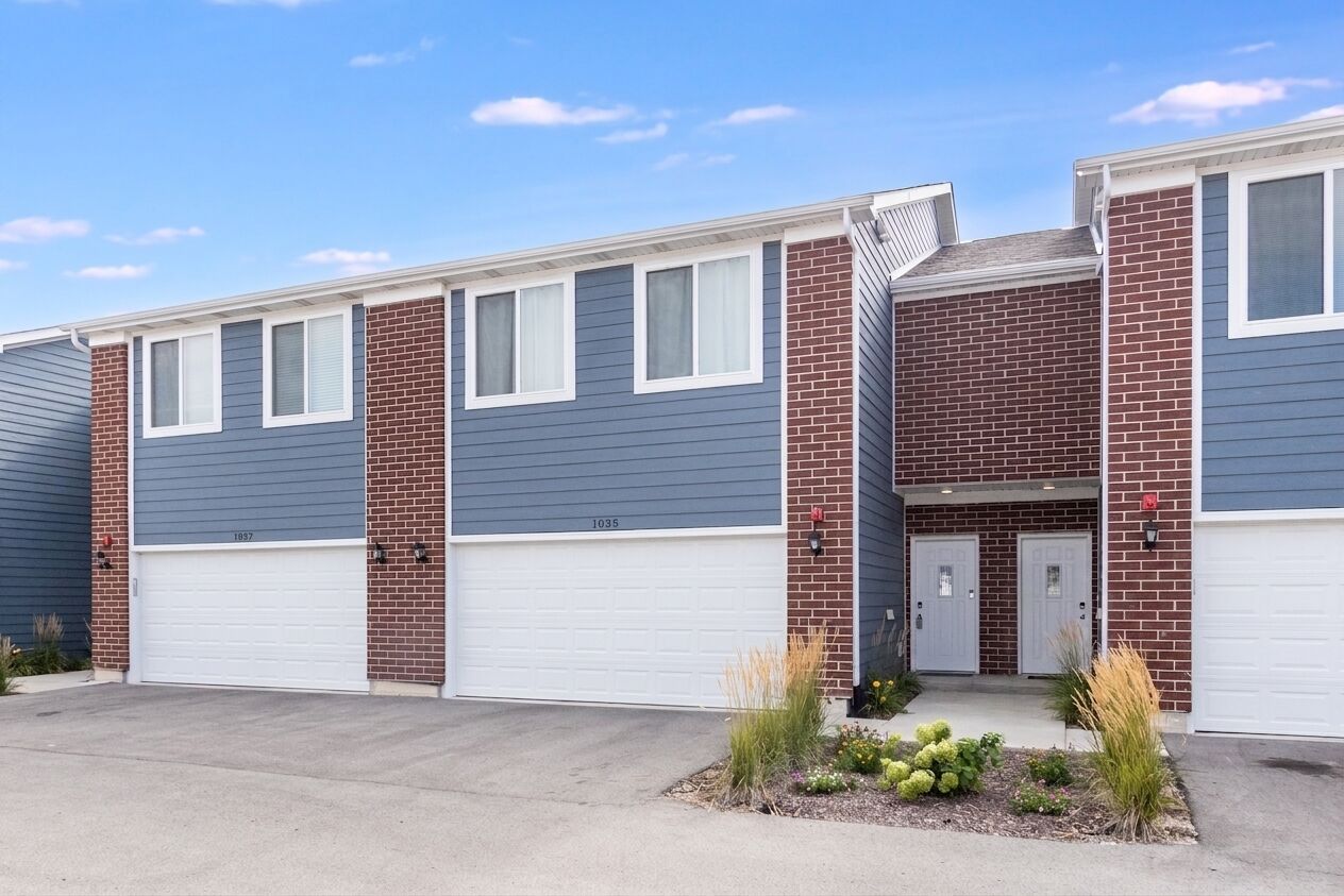 Property Photo:  1035 Gillespie Lane  IL 60560 