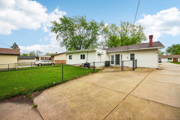 Property Photo:  670 Lakeview Lane  IL 60169 