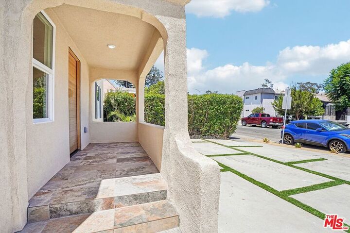 Property Photo:  2541 Carmona Avenue  CA 90016 