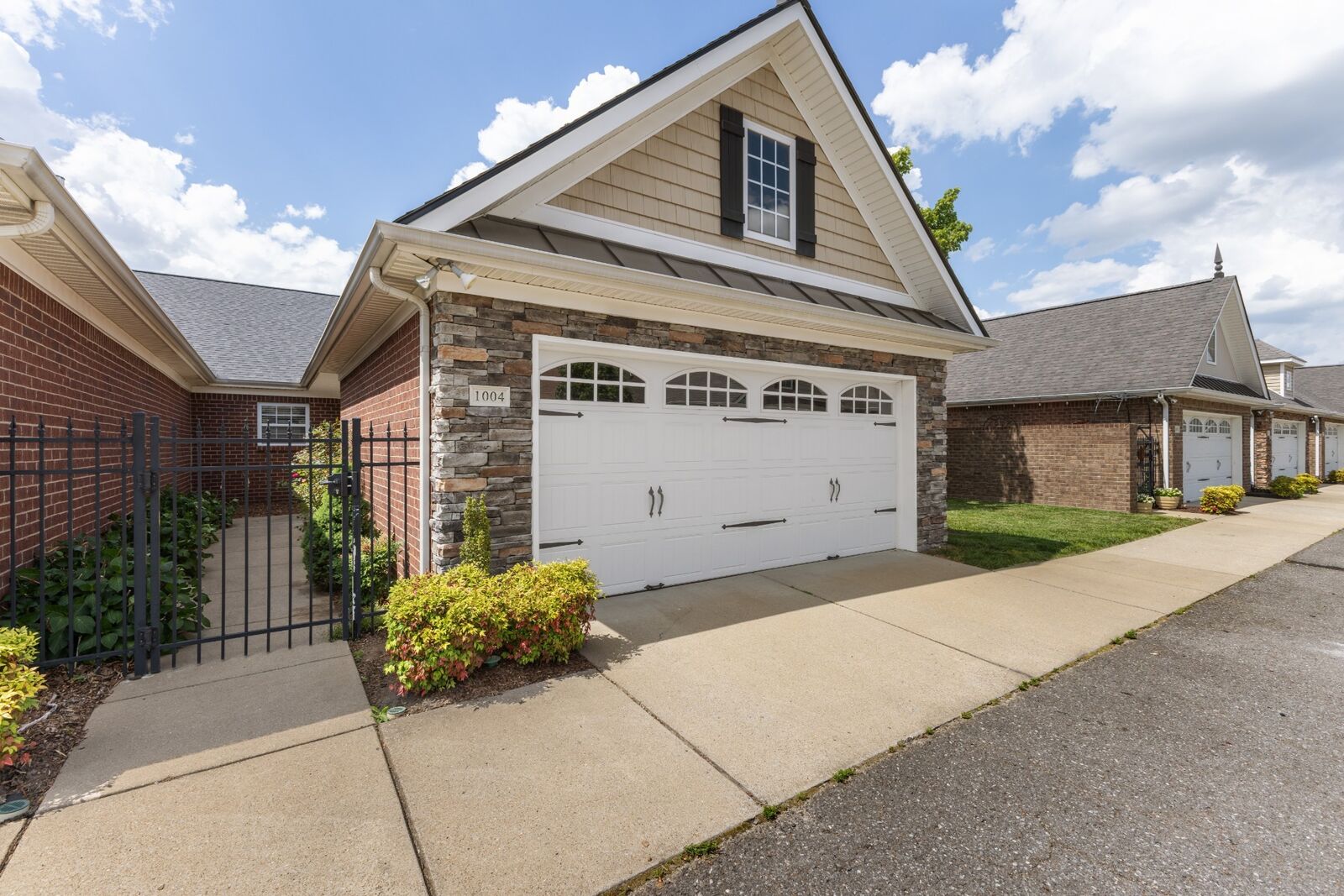 Property Photo: 395 Devon Chase Hl 1004 TN 37066