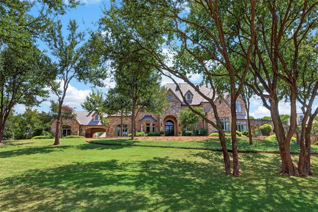 Property Photo: 6901 Sanctuary Lane TX 76132