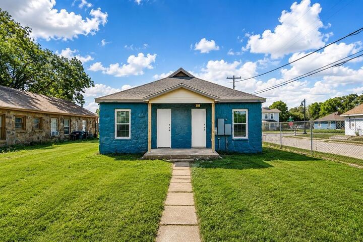 Property Photo: 1601 E Hattie Street TX 76104