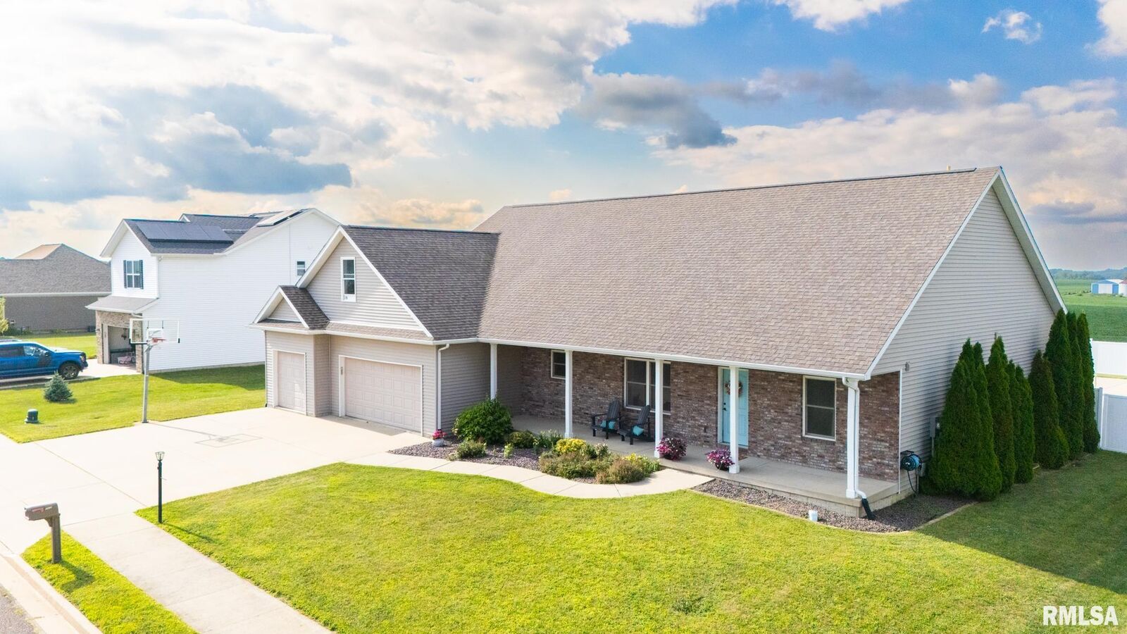 Property Photo: 1013 Haymeadow Lane IL 61548