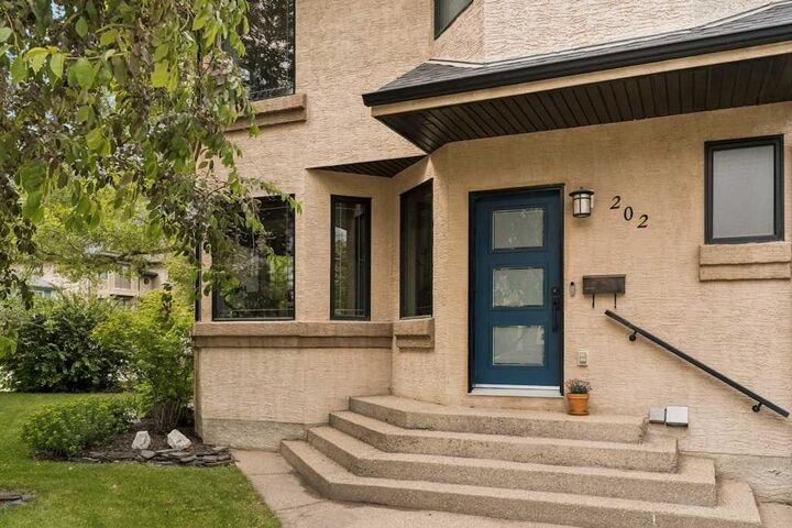 Property Photo:  202 26 Avenue NW  AB T2M 2C9 