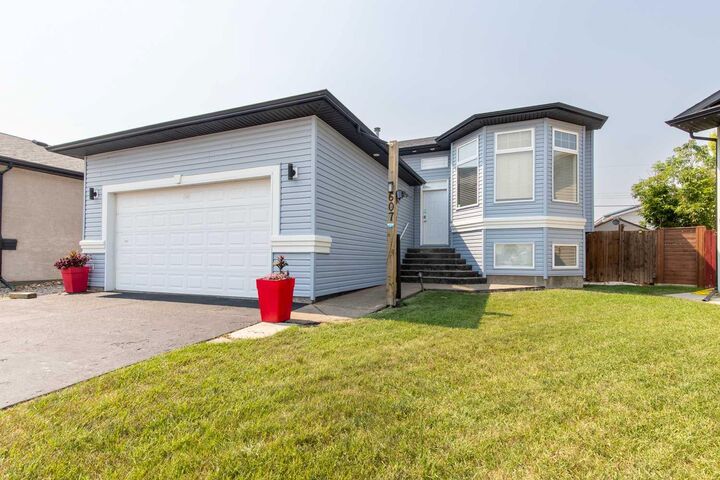 Property Photo: 607 52 Avenue Close AB T0L 0V0