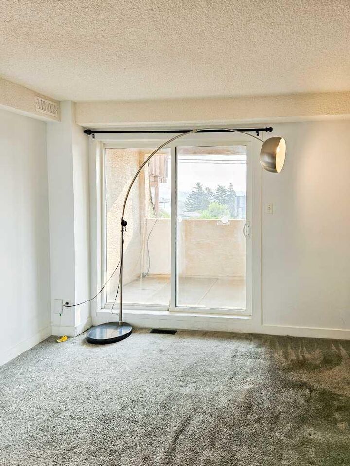 Property Photo:  3726 Centre Street N 14  AB T2E 2Y3 