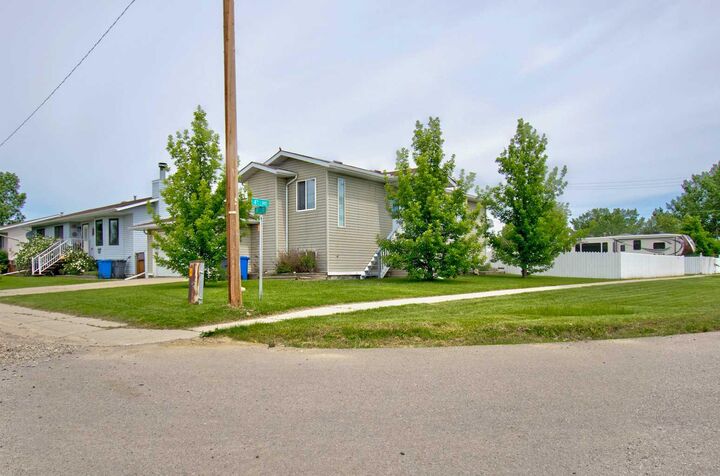 Property Photo: 434 9 Street AB T0M 0G0