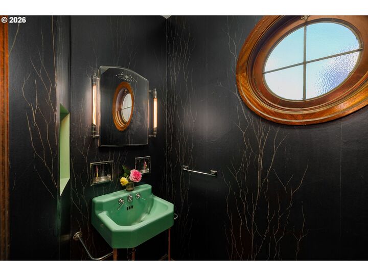 Property Photo:  3852 NE Alameda St  OR 97212 
