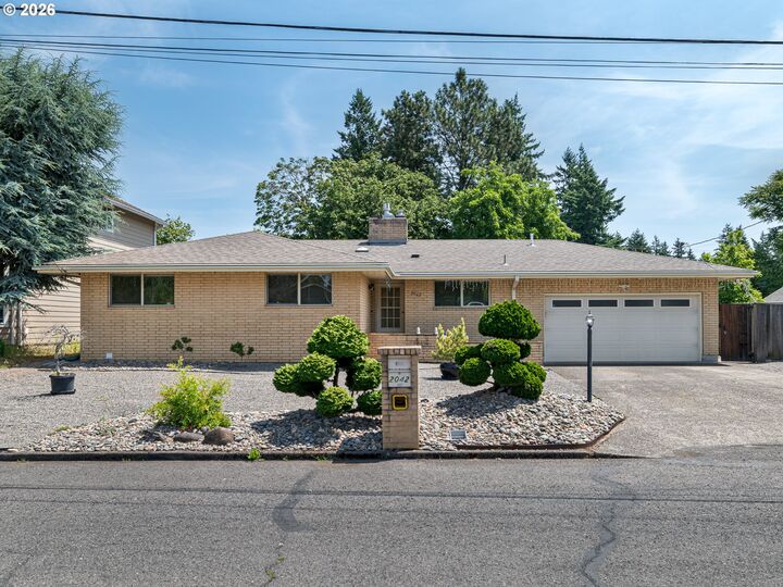 Property Photo:  2042 SE 138th Ave  OR 97233 