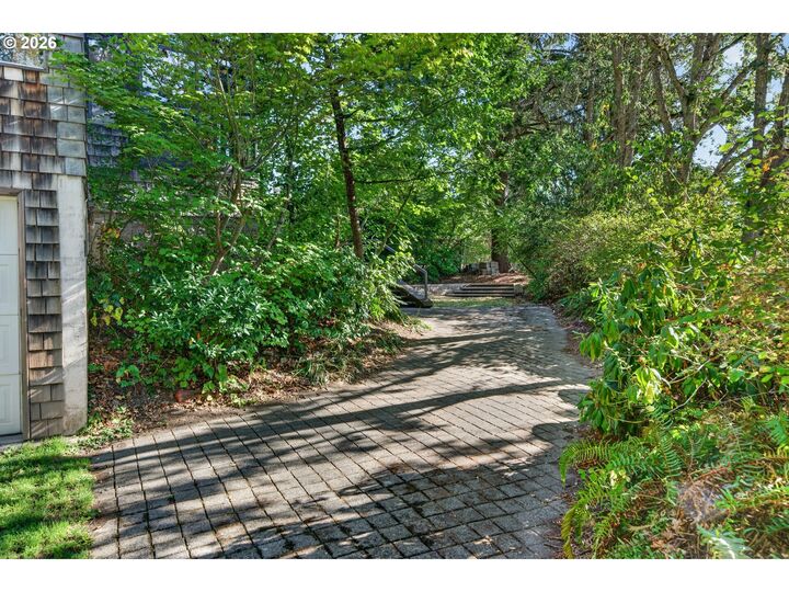 Property Photo: 2420 Floral Hill Dr OR 97403