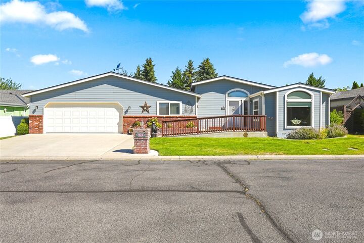 Property Photo:  1100 S Rosewood Drive 104  WA 98926 