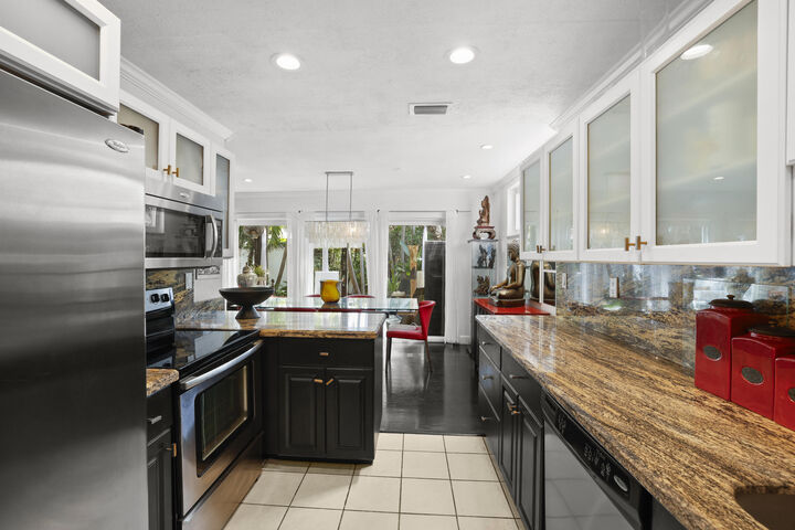 Property Photo: 7 Middlesex Drive FL 33305