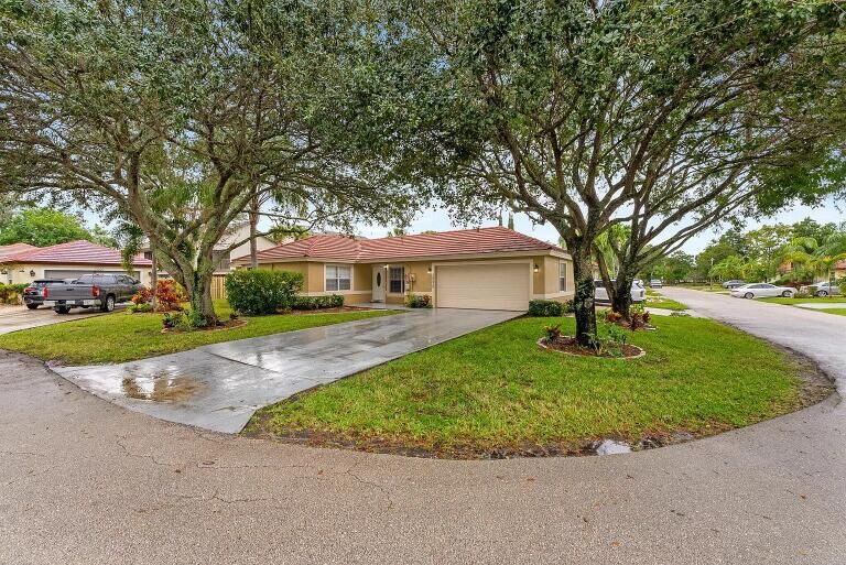 Property Photo: 12230 Dartmoor Drive Drive FL 33414