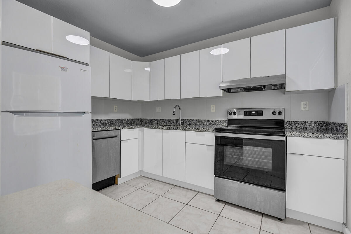 Property Photo:  340 NW 19th Street 308  FL 33432 
