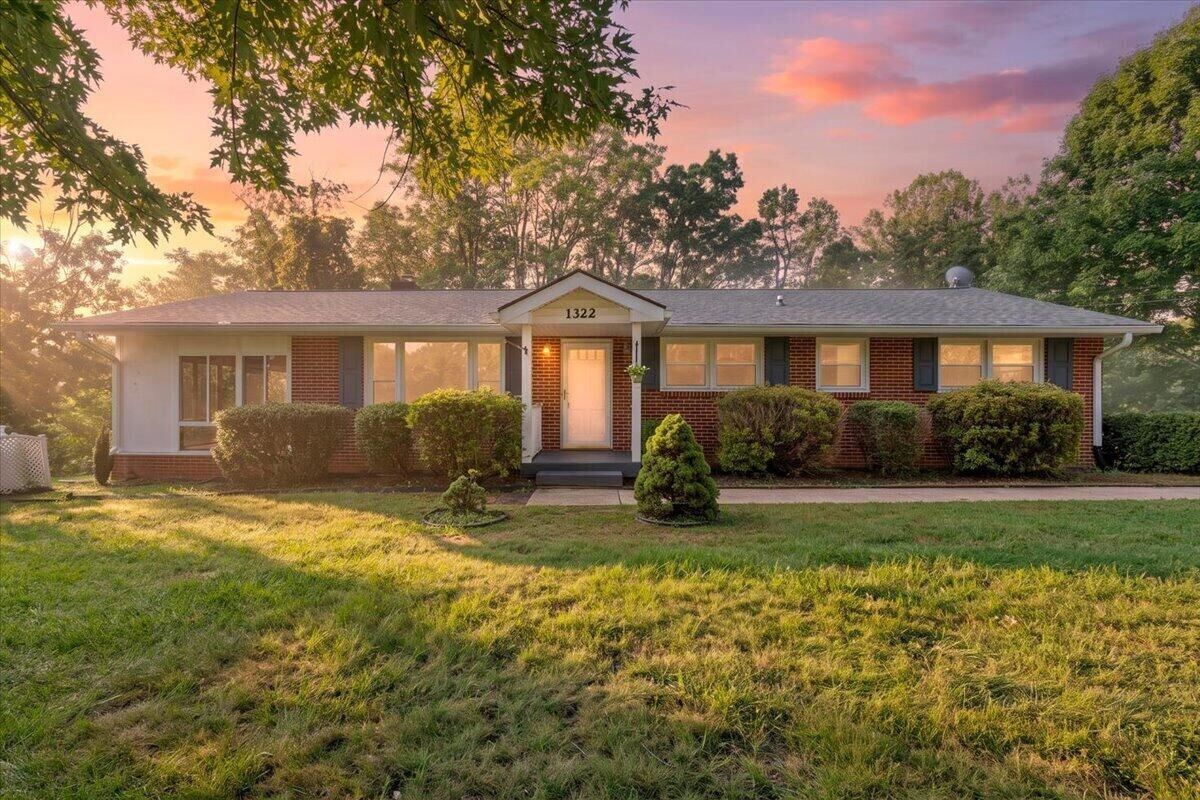 Property Photo: 1322 Lakeridge Cir VA 24175