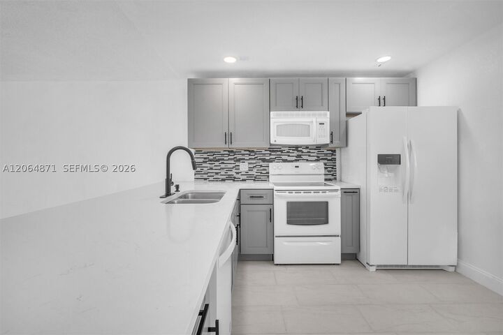 Property Photo: 2601 NE 3rd Ct 4110 FL 33435