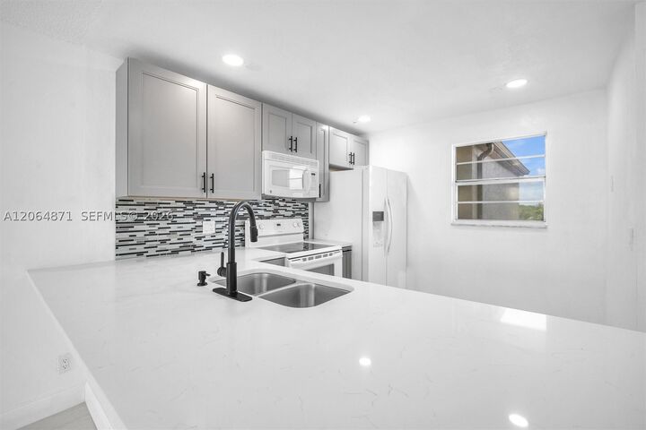 Property Photo:  2601 NE 3rd Ct 4110  FL 33435 