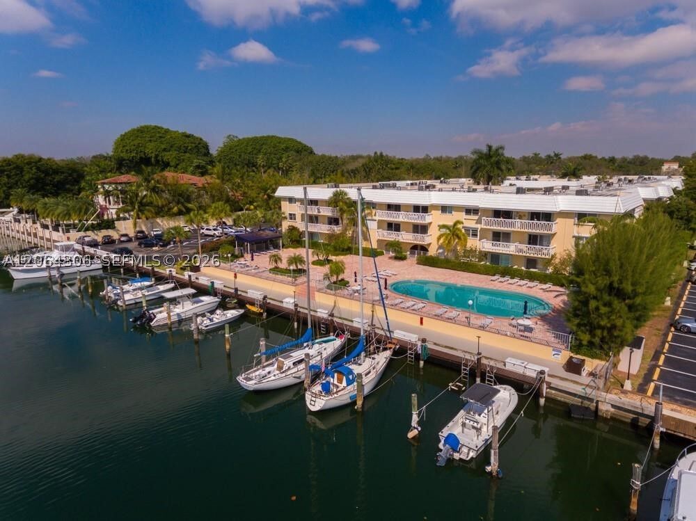 Property Photo:  100 Edgewater Dr 305  FL 33133 