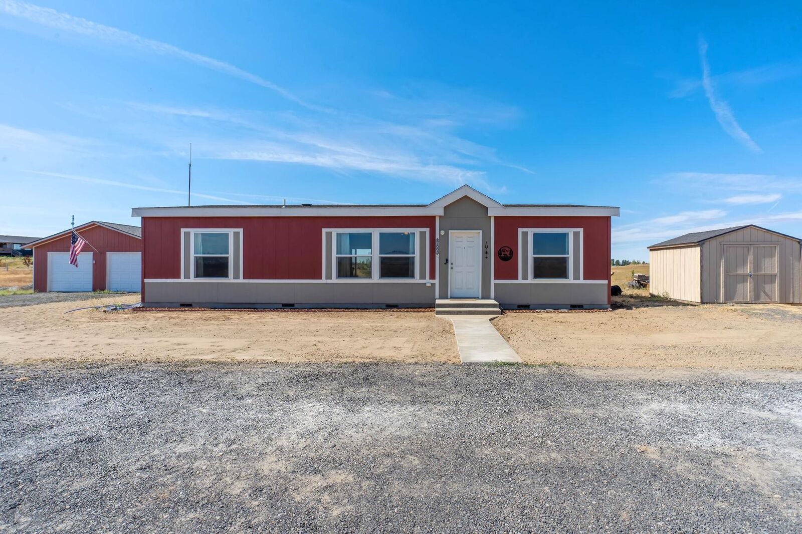 Property Photo:  1002 S Dover Rd  WA 99022 