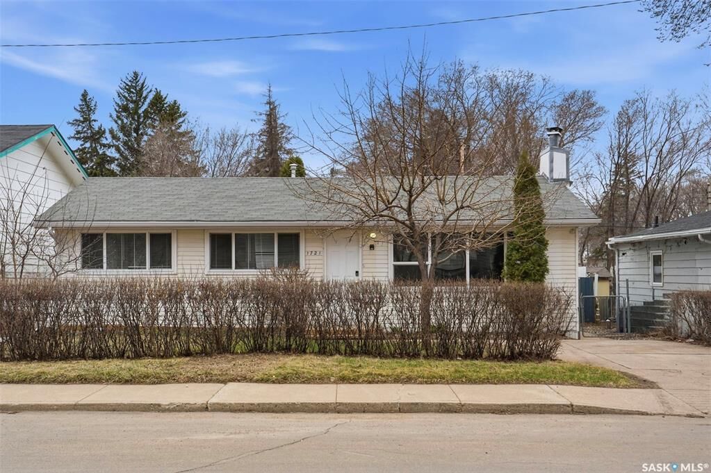 Property Photo:  1721 E Avenue N  SK S7L 1V3 