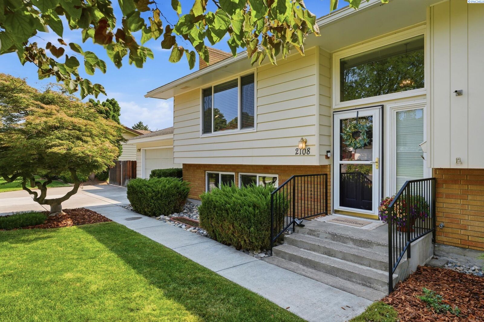 Property Photo: 2108 Hoxie Ave WA 99354