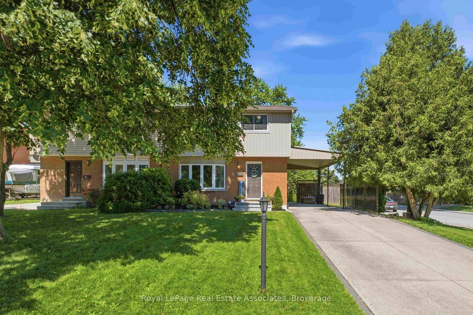 Property Photo:  2 Wedgewood Avenue  ON L8K 5L8 