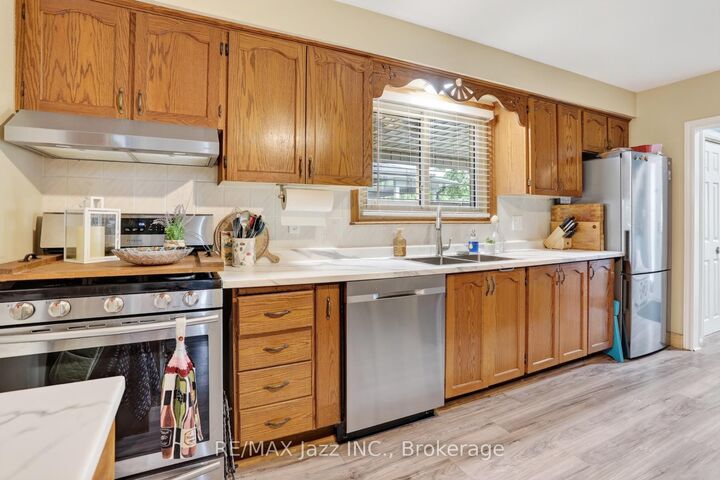 330 Waverly Street N — photo 1