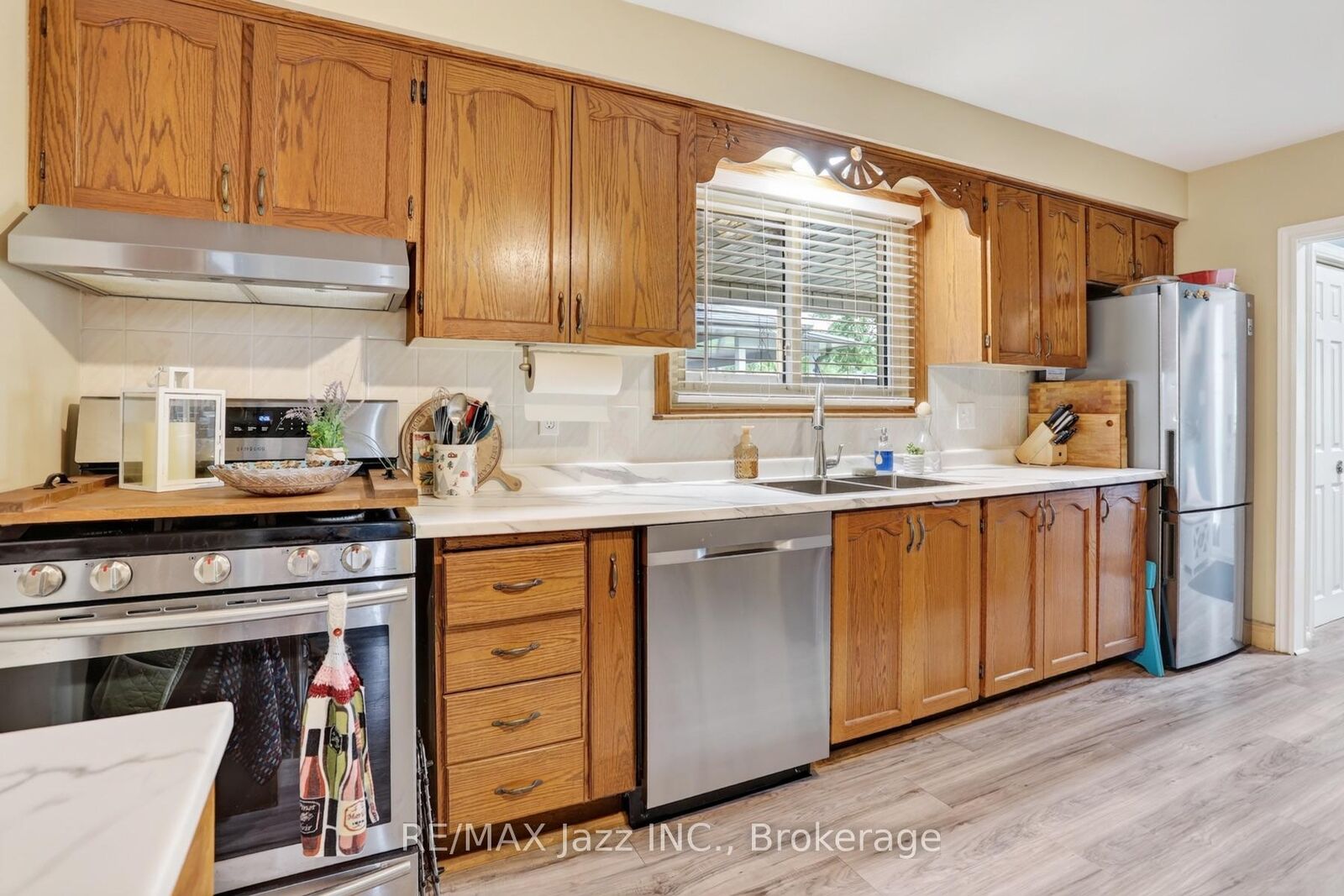 Property Photo:  330 Waverly Street N  ON L1J 5W1 