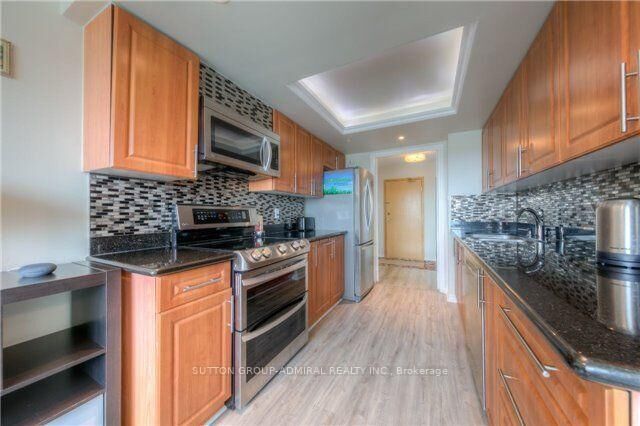 Property Photo:  7805 Bayview Avenue 813  ON L3T 4A3 