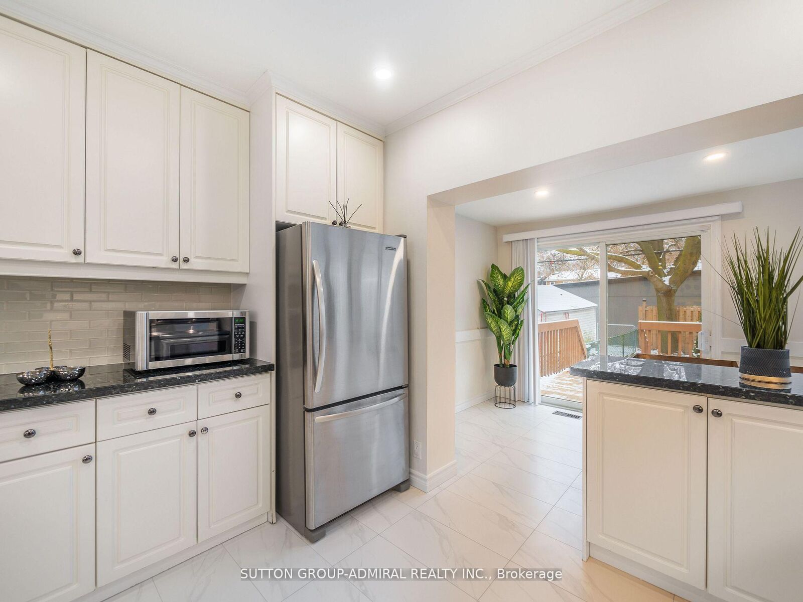 Property Photo: 389 Davisville Avenue ON M4S 1H4