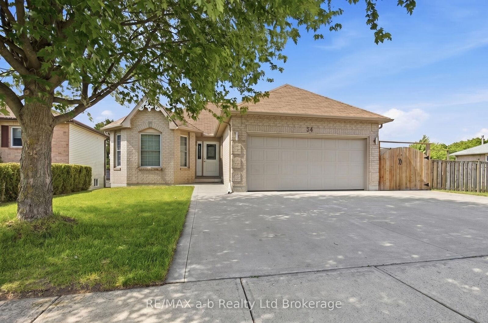 Property Photo:  54 Pebble Beach Court  ON N4S 8X2 