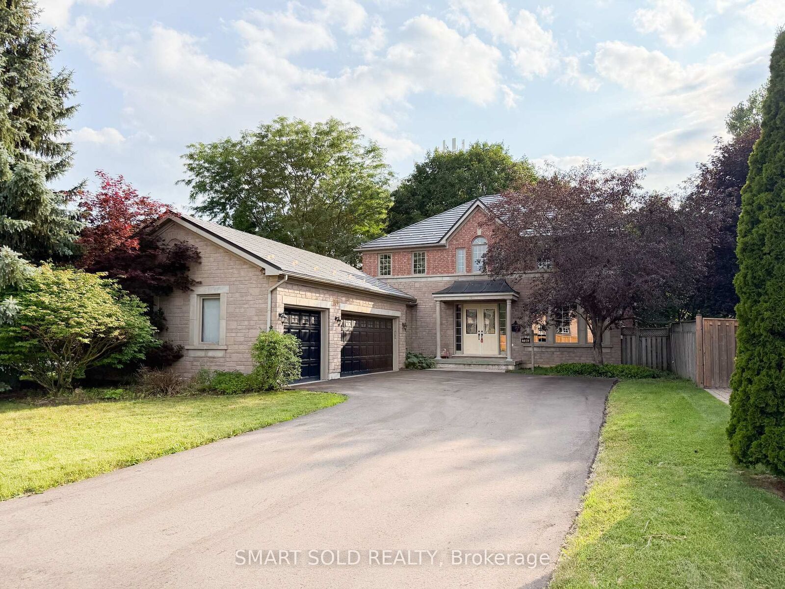 Property Photo:  704 Foxcroft Boulevard  ON L3X 1N2 
