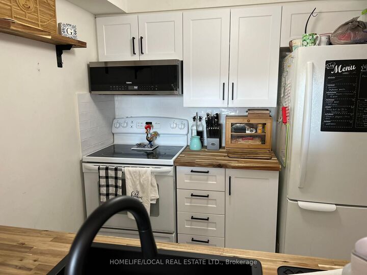 Property Photo: 3 Hickory Tree Road #1402 ON M9N 3W5
