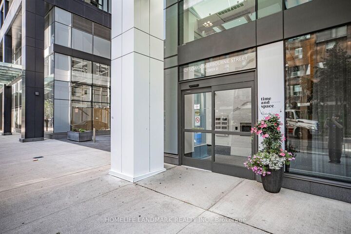 Property Photo:  121 Lower Sherbourne Street Th-112  ON M5A 0W8 