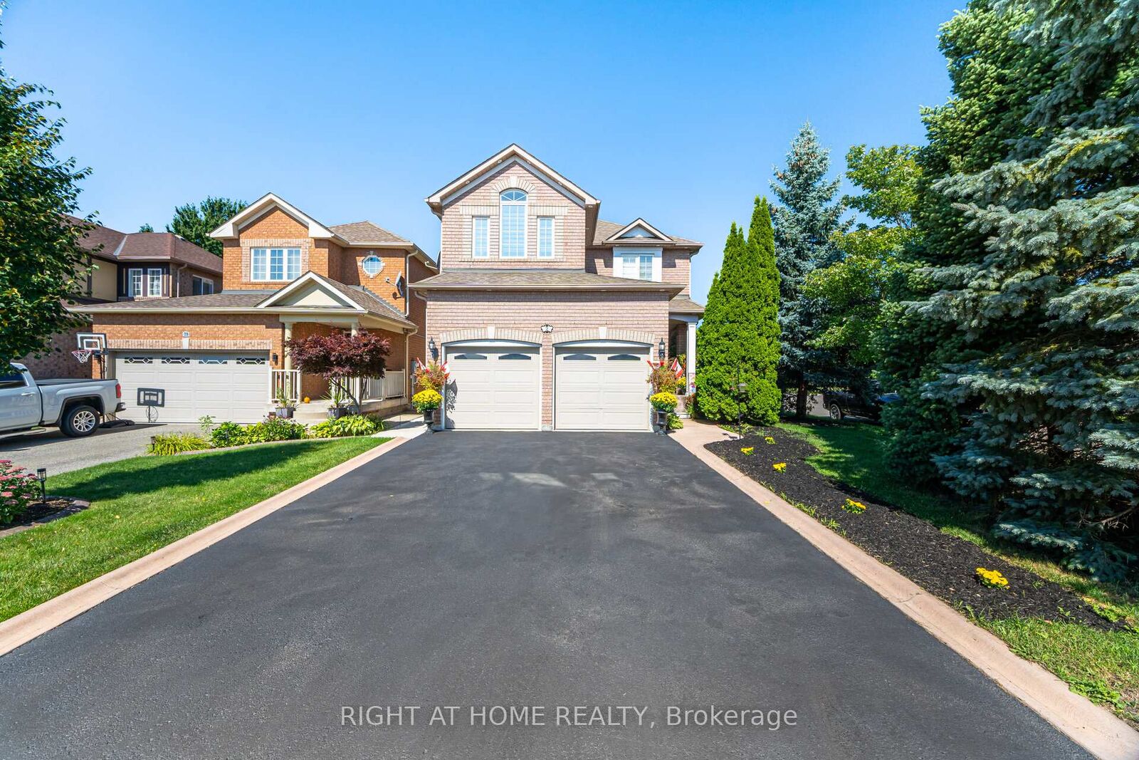 Property Photo:  2 Melrose Gardens  ON L7A 1J7 