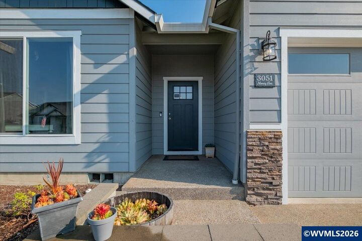 Property Photo: 3051 NE Mosey Av OR 97321