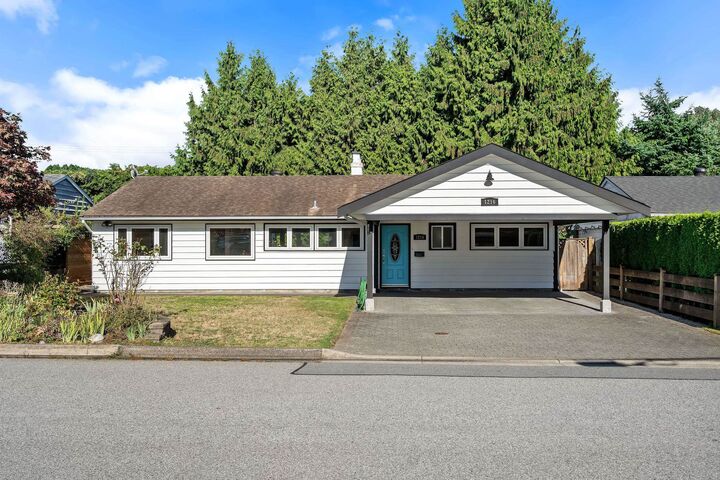 1216 Pinewood Crescent — photo 1