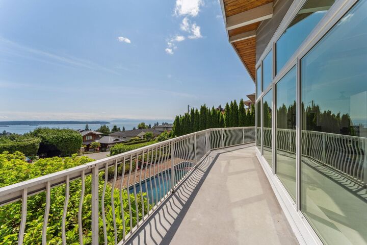 Property Photo: 1725 Rosebery Avenue BC V7V 2Z5