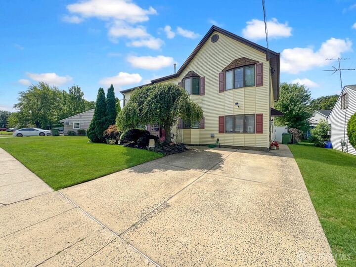 Property Photo:  28 Colton Road  NJ 08817 